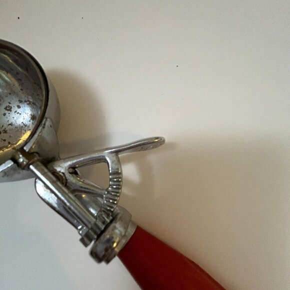 Bakelite Red Handle Shore Craft Ice Cream Scoop Cone Works!! 8-1/2" x 2" Heavy - Picture 4 of 10
